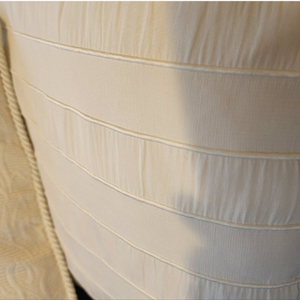 AS NEW 2x 40cm square cream colour cushions w removal covers - Picture 5 of 6